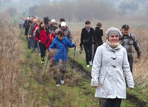  Pielgrzymi maszerują do Piekar Śląskich zagłębiowsko-śląskim odcinkiem Camino