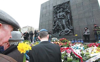  Oficjalne delegacje, goście z Izraela i ludność Warszawy złożyli wieńce  pod pomnikiem Bohaterów Getta