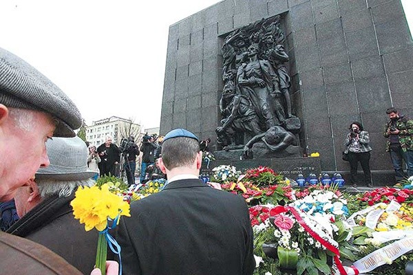  Oficjalne delegacje, goście z Izraela i ludność Warszawy złożyli wieńce  pod pomnikiem Bohaterów Getta