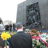  Oficjalne delegacje, goście z Izraela i ludność Warszawy złożyli wieńce  pod pomnikiem Bohaterów Getta