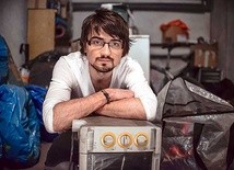   Tomasz Głażewski w swoim garażu gromadzi rzeczy dla potrzebujących 