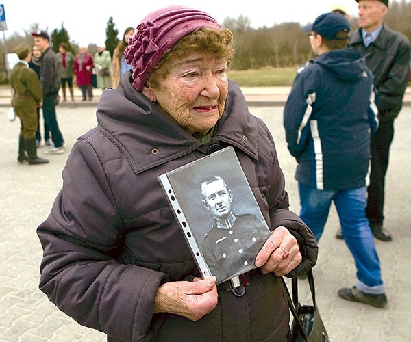 Pani Janina przyszła na marsz, by oddać cześć ojcu i innym pomordowanym wiosną 1940 r.