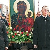 Drugiego dnia z katedry częstochowskiej na Jasną Górę przeszła wyjątkowa procesja, na której czele alumni nieśli wizerunek Pani Jasnogórskiej