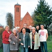 Proboszcz ks. Marek Pietkiewicz i wikariusz ks. Marcin Bobowicz w pracy duszpasterskiej zawsze mogą liczyć pomoc osób świeckich