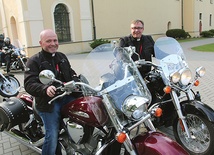 Organizatorzy Diecezjalnej Pielgrzymki Motocyklistów do Rokitna: ks. Jarosław Zagozda (z lewej) i ks. Piotr Franek
