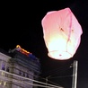 Puszczanie chińskich lampionów stało się bardzo popularne. Ale nie wszystkim się podoba