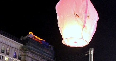 Puszczanie chińskich lampionów stało się bardzo popularne. Ale nie wszystkim się podoba