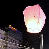 Puszczanie chińskich lampionów stało się bardzo popularne. Ale nie wszystkim się podoba