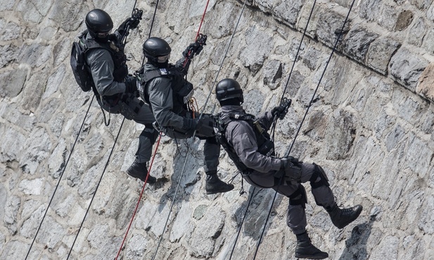 Policja ćwiczy na tamie