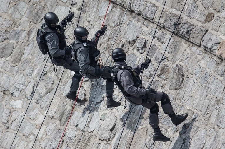 Policja ćwiczy na tamie