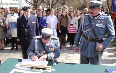 Marszałek stanie przy urzędzie