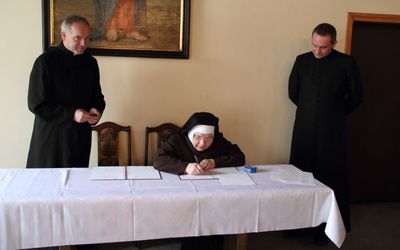 W imieniu klasztoru sióstr bernardynek w Łowiczu umowę podpisuje matka przełożona s. Łucja Siejka