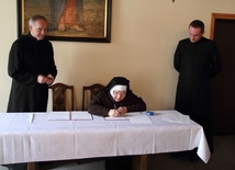 W imieniu klasztoru sióstr bernardynek w Łowiczu umowę podpisuje matka przełożona s. Łucja Siejka