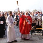 Bp Tadeusz Rakoczy święci ściany kaplicy.