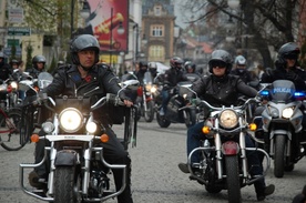 Motocykliści przejechali ulicami Radomia pod Urząd Miejski