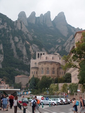 Hiszpanie modlą się do Matki Bożej w Montserrat