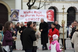 Członkowie Drogi Neokatechumenalnej tańcem i śpiewem wielbili Boga na Starym Rynku w Łowiczu