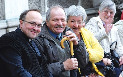 Ks. Ryszard Mucha,  proboszcz z Brzeźnicy, z pątnikami