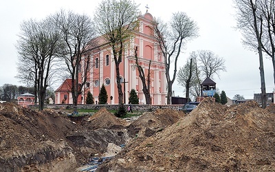 Niebawem góry piachu będą się zmniejszać, a liczba pielgrzymów zwiększać.  Już w maju i w czerwcu wiele się tu będzie działo