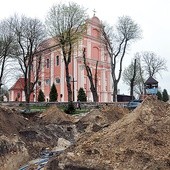 Niebawem góry piachu będą się zmniejszać, a liczba pielgrzymów zwiększać.  Już w maju i w czerwcu wiele się tu będzie działo