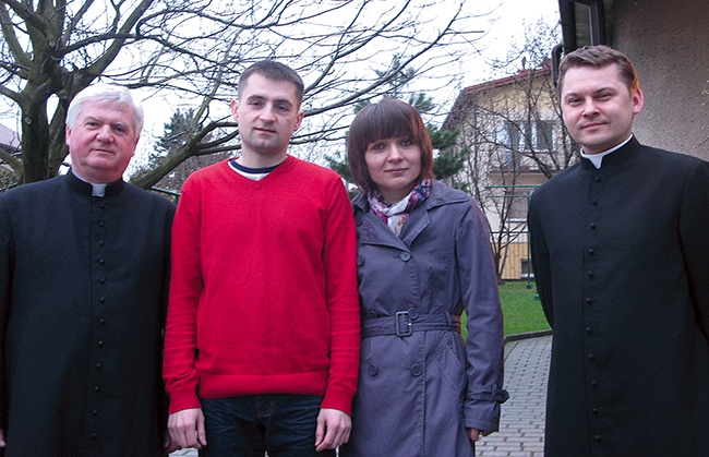  – Tworzenie tej gazety to nasza pasja – mówią zgodnie: ks. Józef Piwowarski, redaktor naczelny (pierwszy z lewej), Michał Chrząszcz, Renata Marek, sekretarz redakcji, i ks. Piotr Podwyszyński