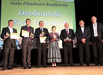 Laureaci tegorocznej gali konkursu „Osobowość Ziem Górskich”  – od lewej: Jan Strachan, Wojciech Ciomborowski, Krzysztof Błecha, Stanisława Trebunia-Staszel, Jan Puchała oraz Antoni Szlagor – burmistrz Żywca i Stanisław Lichosyt – burmistrz Suchej Beskidzkiej