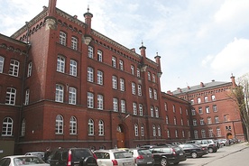  Budynek po pruskich koszarach jest jednym z najbardziej rozpoznawalnych obiektów w mieście. Najczęściej kojarzony jest z edukacją górniczą