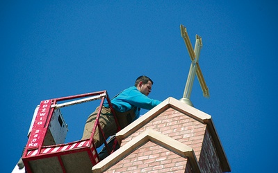   Krzyż na świątyni już zamontowany