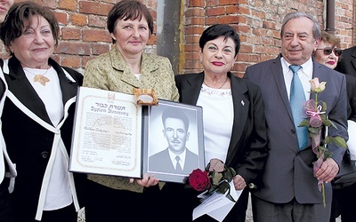 Krystyna Wołoszynek (z dyplomem) z – od lewej – Cywią Kessler, Frimat Goldberger i Menachemem Steinbergiem