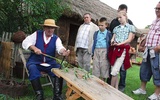 Muzeum Wsi Mazowieckiej w Sierpcu rozwija się dzięki środkom z Funduszy Europejskich. Co roku odwiedza je ponad  60 tys. gości, którzy mogą zobaczyć np. jak się przygotowuje materiał do wyplatania koszy