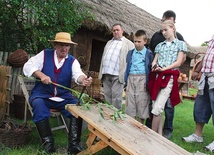 Muzeum Wsi Mazowieckiej w Sierpcu rozwija się dzięki środkom z Funduszy Europejskich. Co roku odwiedza je ponad  60 tys. gości, którzy mogą zobaczyć np. jak się przygotowuje materiał do wyplatania koszy