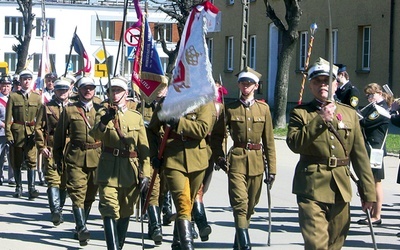 Defilada przed pomnikiem marszałka Józefa Piłsudskiego w wykonaniu grup rekonstrukcyjnych m.in. z Ciechanowa, Radomia i Wołomina