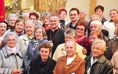 Zelatorzy na pamiątkowej fotografii  z bp. Tadeuszem Lityńskim