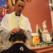 Wiele osób zdecydowało się przyjąć „diabłoodporną kamizelkę” – szkaplerz św. Michała Archanioła