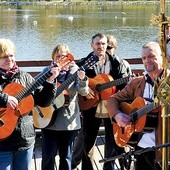  Nad ostródzkim jeziorem zabrzmiały żywe rytmy religijnych pieśni 