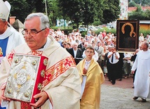  Parafianie w uroczystej procesji wprowadzili do kościoła kopię jasnogórskiego wizerunku Maryi 