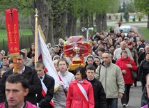 Pątnicy trasę pielgrzymki pokonują, niosąc relikwie bł. Franciszki Siedliskiej