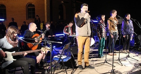 Modlitewny koncert przy kościele w Wysokiej