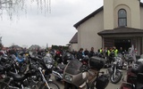 W czasie Mszy św. motocykliści otoczyli kościół swymi maszynami 