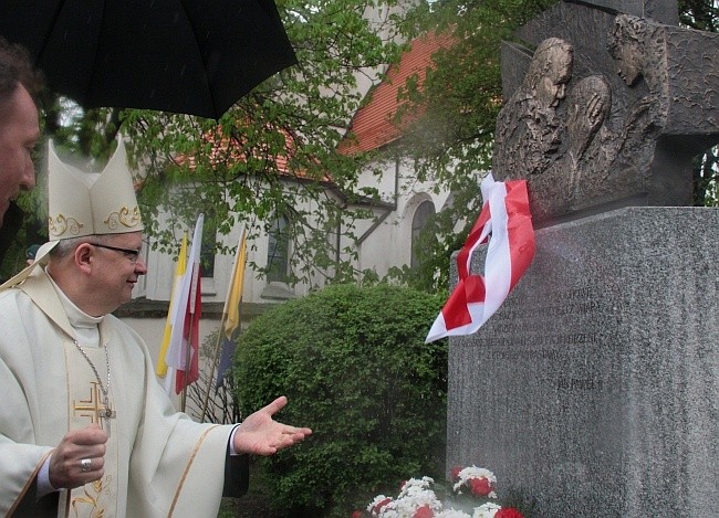 Niech ten pomnik ciągle woła