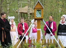 Przy kapliczce z rodziną