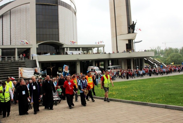 Pielgrzymi bielsko-żywieccy wkraczają do sanktuarium