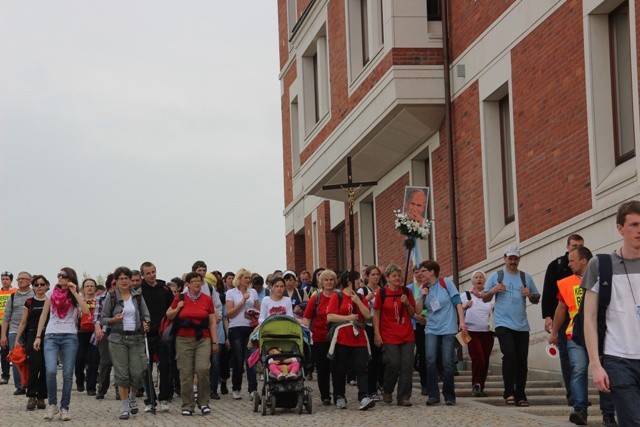Modlitwa pielgrzymów w Centrum bł. Jana Pawła II