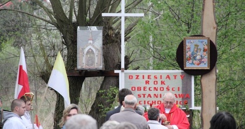 W kameralnym miejscu, na Cichrorajce w Głownie, co roku przed kapliczką św. Stanisława odprawiana jest Msza św.