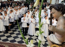 Tegoroczne I-komunijne anioły w parafii pw. św. Bartłomieja w Opocznie