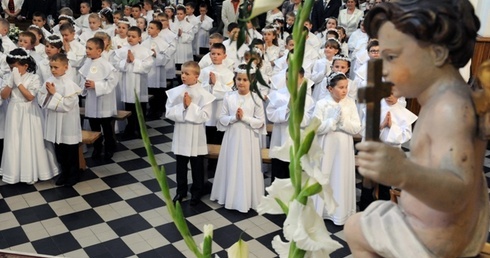 Tegoroczne I-komunijne anioły w parafii pw. św. Bartłomieja w Opocznie
