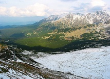 Ołtarz ze starych nart