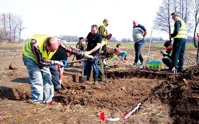  Członkowie Mazowieckiego Stowarzyszenia Historycznego Exploratorzy.pl przy pracach archeologicznych