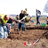  Członkowie Mazowieckiego Stowarzyszenia Historycznego Exploratorzy.pl przy pracach archeologicznych