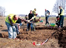  Członkowie Mazowieckiego Stowarzyszenia Historycznego Exploratorzy.pl przy pracach archeologicznych